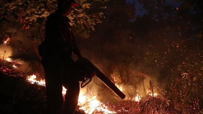 森林消防员扑灭森林火灾实拍合集