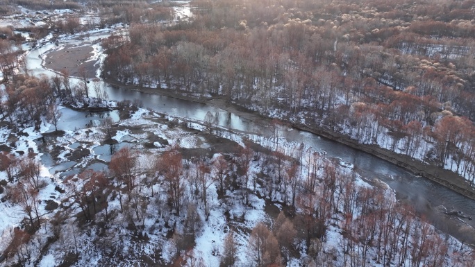 航拍早春残雪消融的森林河流
