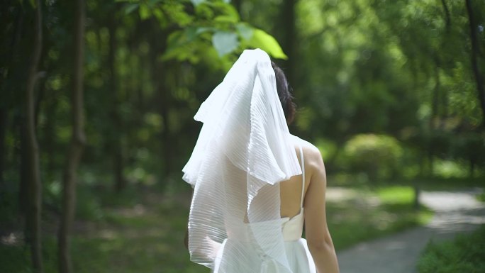 白色婚纱 圣洁 外景新娘子 优雅自信