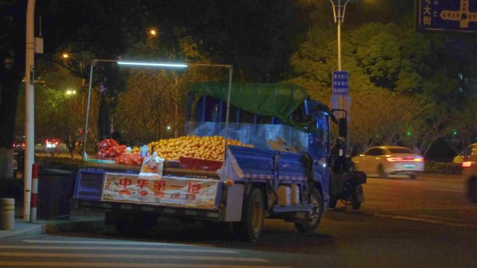 杭州城市夜晚街头汽车车流人流夜景视频素材