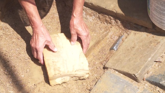 考古工地考古人员海绵吸水墓室排水B004