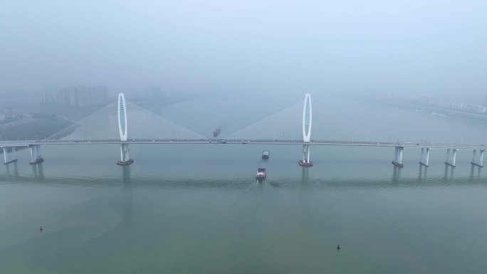 航拍能见度低下的广东肇庆市阅江大桥