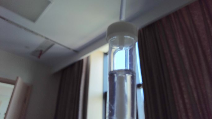 医院病人挂盐水点滴视频素材