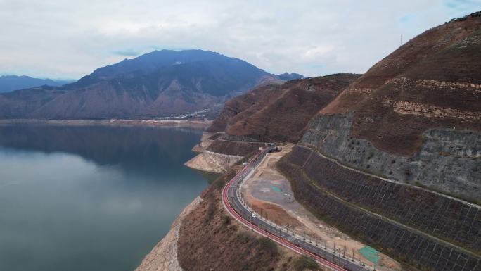 湖边的蜿蜒山路