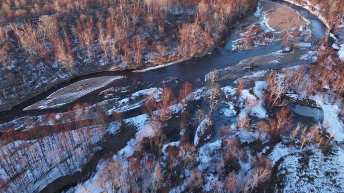 航拍早春残雪消融的森林河流