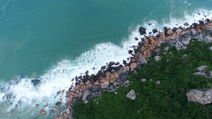 航拍波涛汹涌海浪 浪花海水拍打岩石