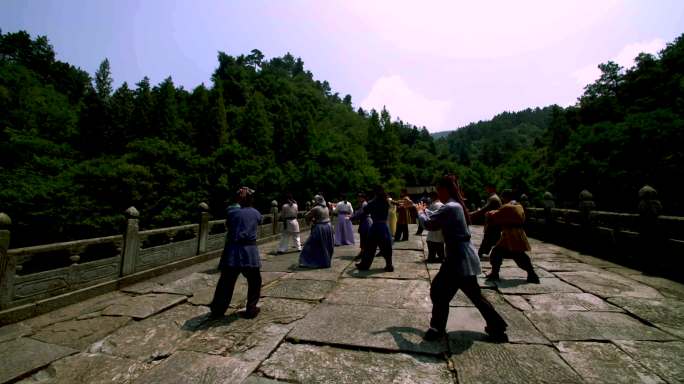 武当山上的古代人打太极拳