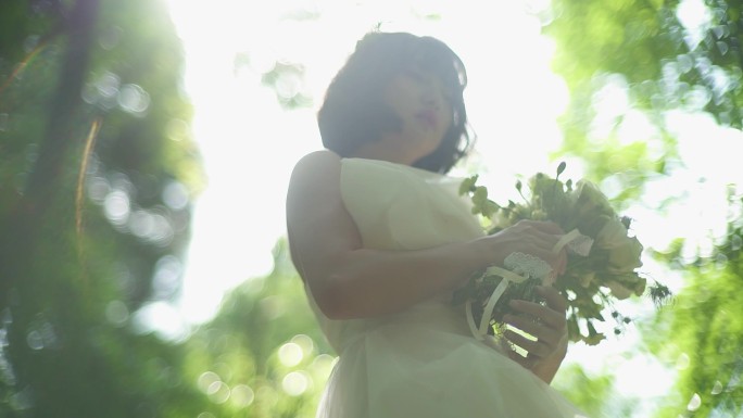 婚纱行业 新日系 一个人 森林中幻觉环境