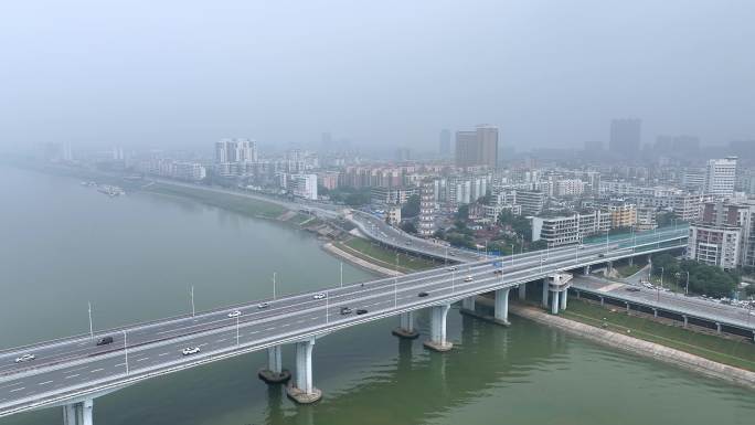 航拍能见度低下的广东肇庆市阅江大桥