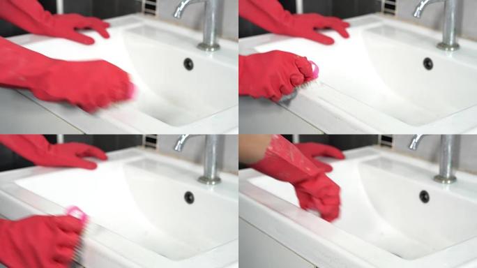 用刷子手清洁浴室水槽