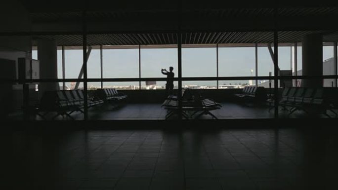 机场乘客剪影拍摄天空