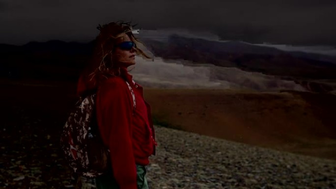 徒步旅行。山里的女孩旅行者。雾和雨。带背包的游客肖像