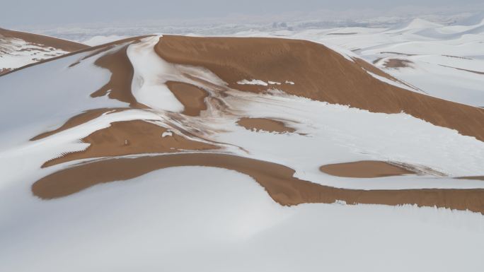 腾格里沙漠雪景