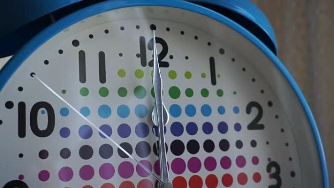 时钟指针在午夜中午之前的最后一分钟倒计时。时钟显示12