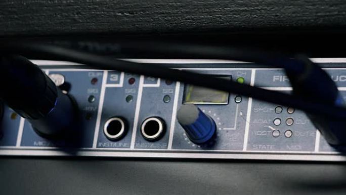 录音棚声卡表面。电线连接到XLR连接器。多莉开枪