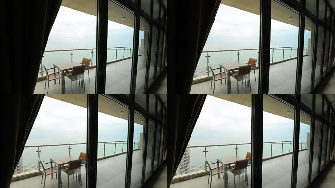 酒店客房配有露台、全景窗户和海景
