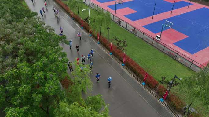 雨天迷你马拉松欢呼招手航拍城市欢乐跑