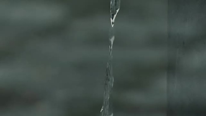 从公共喷泉的水龙头喷出水的旧视频