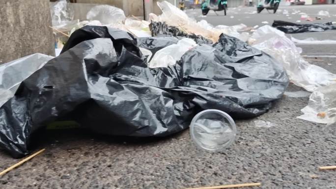 塑料包装节能减排街道垃圾成堆脏乱差的城市