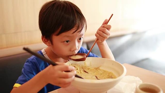 孩子们吃午餐