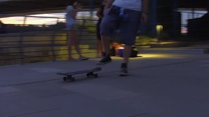 城市街道上的滑板手