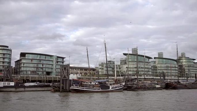 在伦敦泰晤士河上的盆地中通过船只，头顶乌云