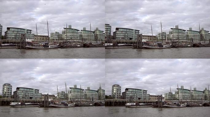 在伦敦泰晤士河上的盆地中通过船只，头顶乌云