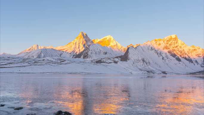 阿玛直米阿玛折门雪山日照金山延时摄影