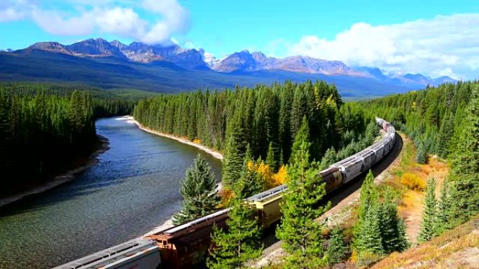 火车沿着班夫加拿大落基山脉的弓河行驶