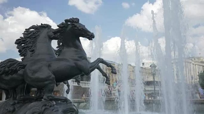 带有喷泉的雕塑作品装饰着城市广场。