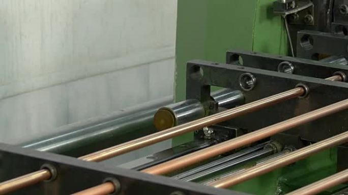 在工业数控机床上弯曲和切割金属铜管。