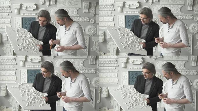 男性建筑师客户分享关于白色石膏成型的意见