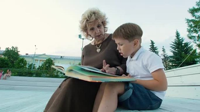 男孩和奶奶在公园里读诗