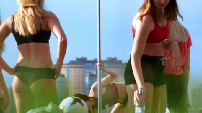性感的年轻女性在户外锻炼钢管舞