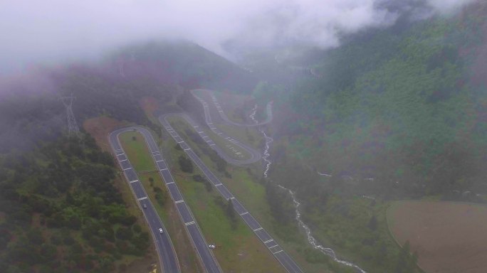 俯瞰雾天的盘山公路