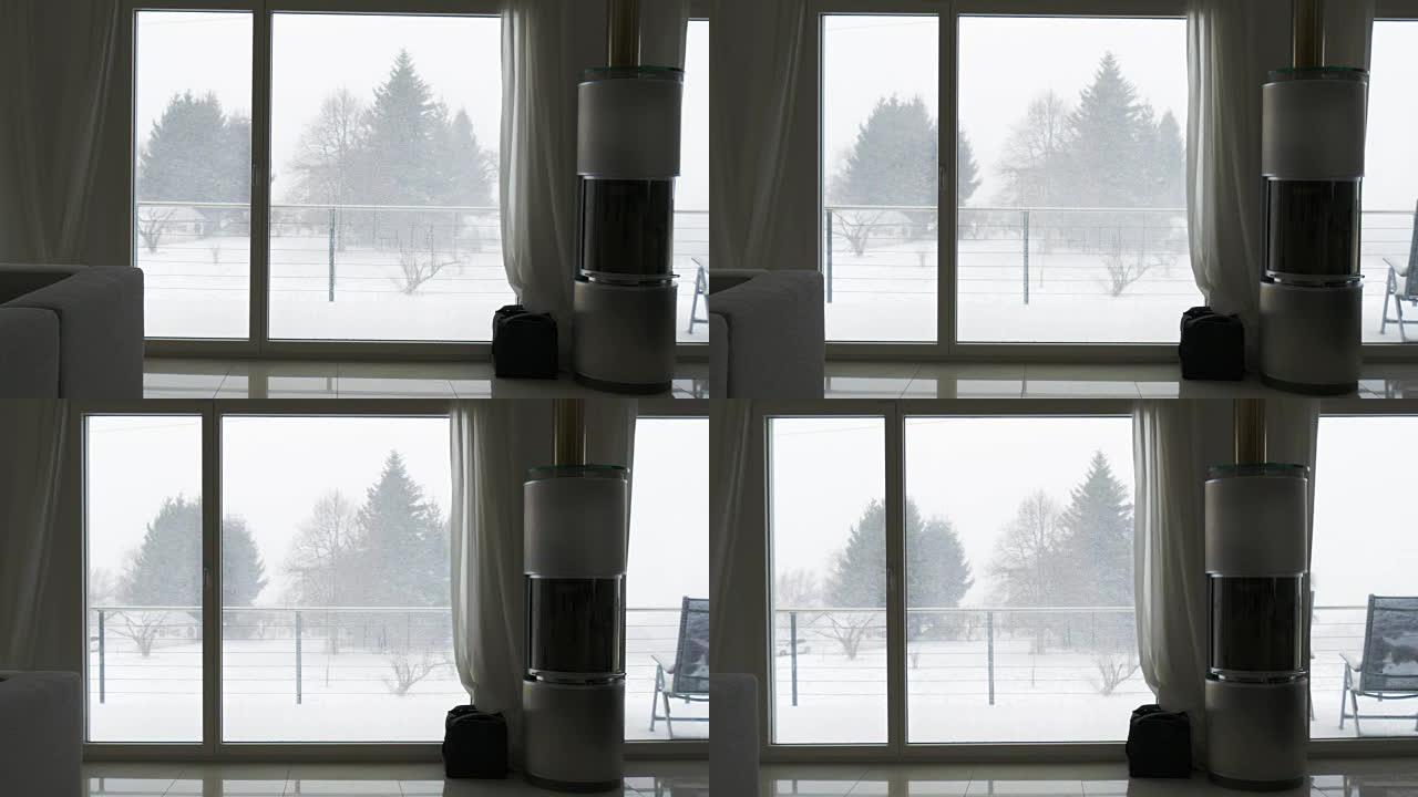 冬季风暴穿过客厅的窗户