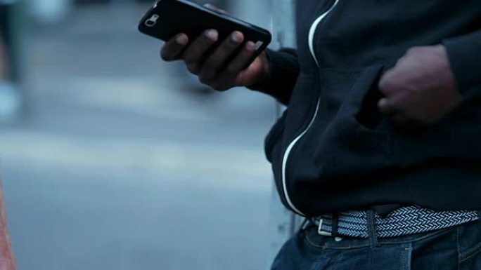 设备、青年、通信 -- 年轻的美国非洲人使用智能手机的手