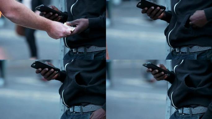 设备、青年、通信 -- 年轻的美国非洲人使用智能手机的手