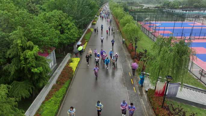 雨天迷你马拉松欢呼招手航拍城市欢乐跑