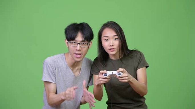 年轻的亚洲夫妇一起玩游戏
