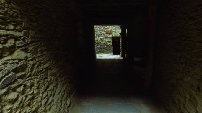 航拍羌寨石屋的门洞和走廊
