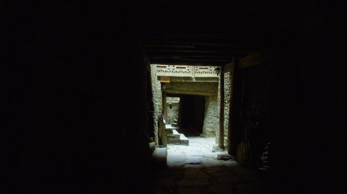 航拍羌寨石屋里连通的门洞