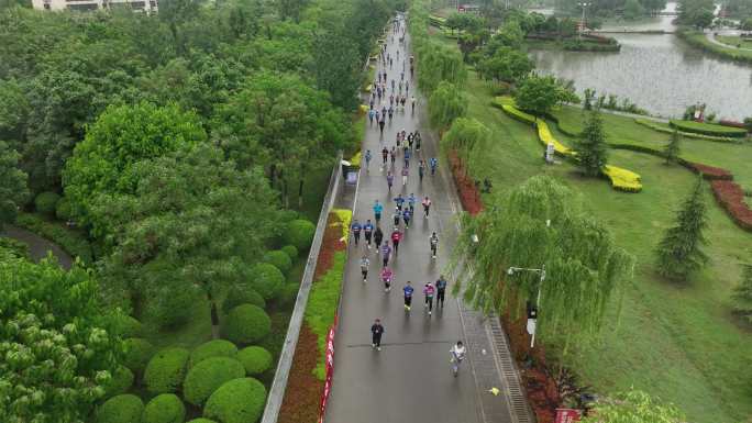 雨天迷你马拉松欢呼招手航拍城市欢乐跑