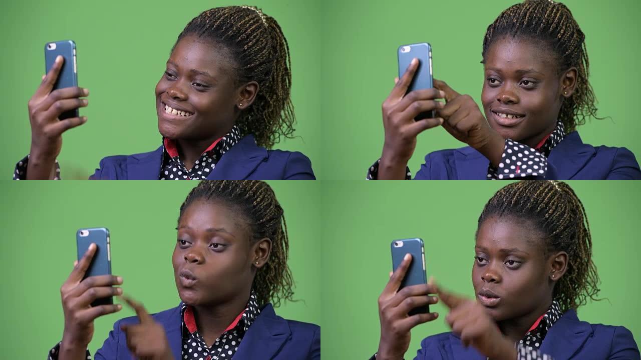 年轻快乐的非洲女商人使用电话