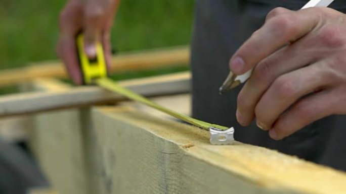 工人正在建造屋顶匠人匠心木工测量家具厂