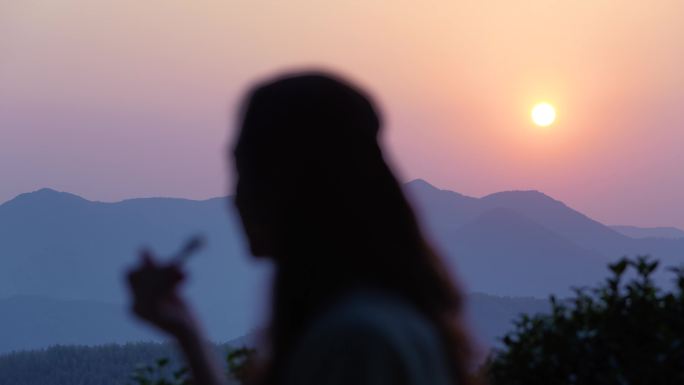 山顶日落 美女吃甜点 剪影