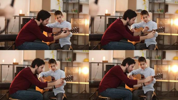 男子教小男孩如何弹吉他