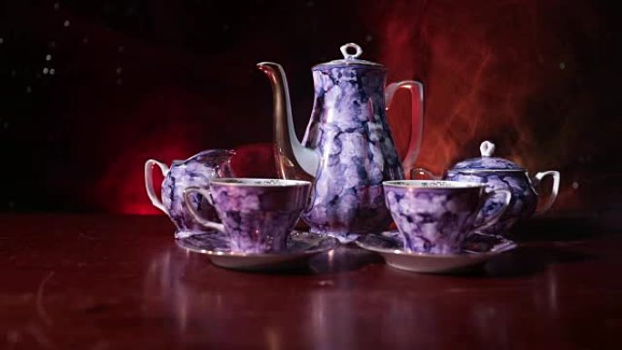 咖啡或茶道概念主题。老式陶瓷茶或咖啡壶，带杯壶和糖杯，背景为深色，光线和烟雾。文本的空白。滑块镜头
