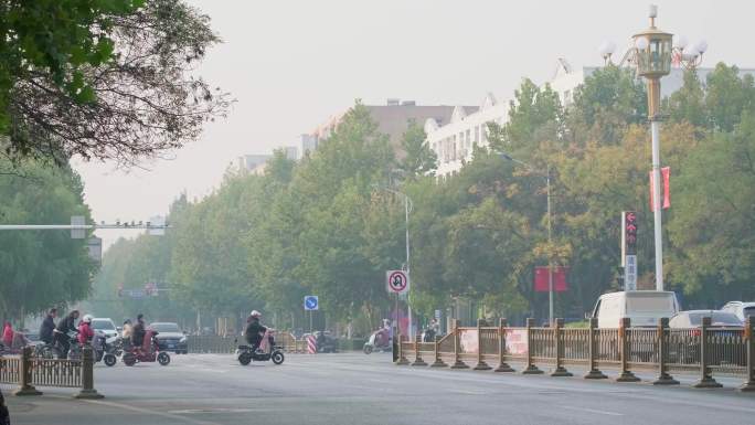 清晨十字路口上班赶路的人生活气息