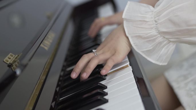 弹钢琴女孩弹钢琴弹钢琴优美（升格慢动作）